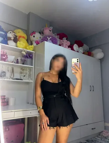 Zeynep, 27